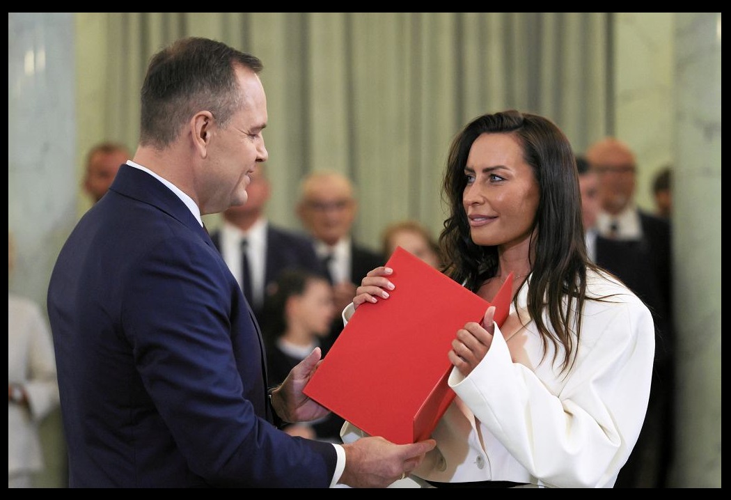 _DiabelStockton's tweet photo. Na pytanie dziennikarzy o "statek miłości", czyli o zajmowany apartament de Lux w Muzeum II Wojny Światowej, domniemany prezydent Nawrocki podawał 3 różne wersje: kwarantanna, praca i spotkania służbowe, prowadzenie dynamicznej polityki międzynarodowej. Nigdy, mimo próśb władz muzemu, nie zapłacił za rezerwację dwustu dni w apartamencie, w którym doba kosztuje ponad 700 zł.
Mam zatem pytanie do domniemanej pierwszej damy Marty Nawrockiej z domu Smoleń.

Pytanie 20
Podatników nie obchodzi czy za "rejs statkiem miłości", pani mąż podzieli się kosztami z Magdaleną Hajduk czy rachunki ureguluje sam, ale kiedy zapłaci ponad 140 tys zł. Muzemu II Wojny Światowej?