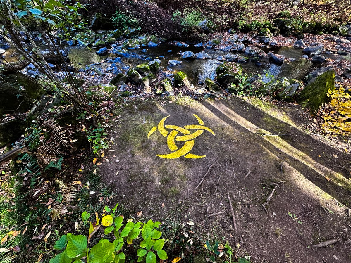 JefC2's tweet photo. Face à l'automne 24e édition.
La triple corne d'Odin - Rush Fifty Something
https://t.co/i2L2RsQ42G
#rushfanart #RUSH #FiftySomething #landart #feuilles #automne #autumnleaves #autumn #leaves #passion #inspiration #jefc2 #facealautomne #JeanFrancoisGuerard #sainteclaire #quebec https://t.co/lTZxyTIpq9