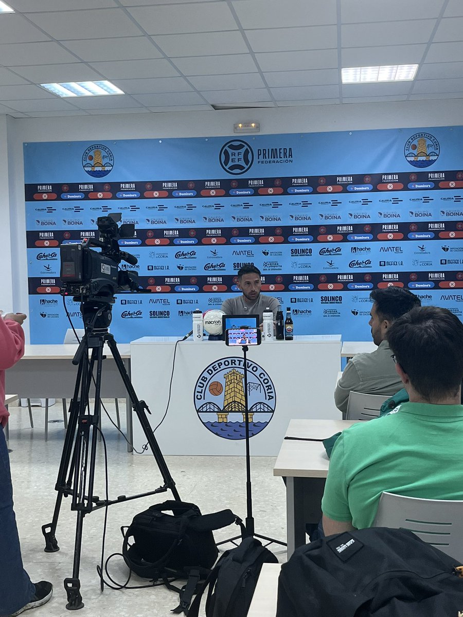 JuanAcedo_'s tweet photo. 🤩Ayer fue un día especial para mí. Tuve la oportunidad de cubrir y comentar a mi equipo. Qué mejor manera de hacerlo que acreditado con @copealmendralej. Además pude comentar el partido de la mano de @LorenGonCa y mis compañeros. Experiencia inolvidable. 

💪A seguir sumando. https://t.co/Nx36BlVWib