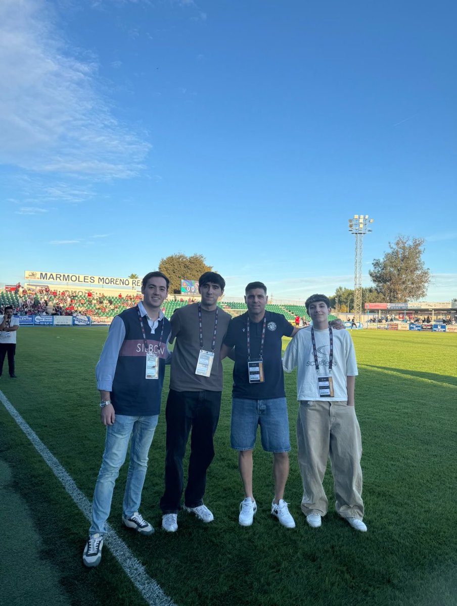 JuanAcedo_'s tweet photo. 🤩Ayer fue un día especial para mí. Tuve la oportunidad de cubrir y comentar a mi equipo. Qué mejor manera de hacerlo que acreditado con @copealmendralej. Además pude comentar el partido de la mano de @LorenGonCa y mis compañeros. Experiencia inolvidable. 

💪A seguir sumando. https://t.co/Nx36BlVWib