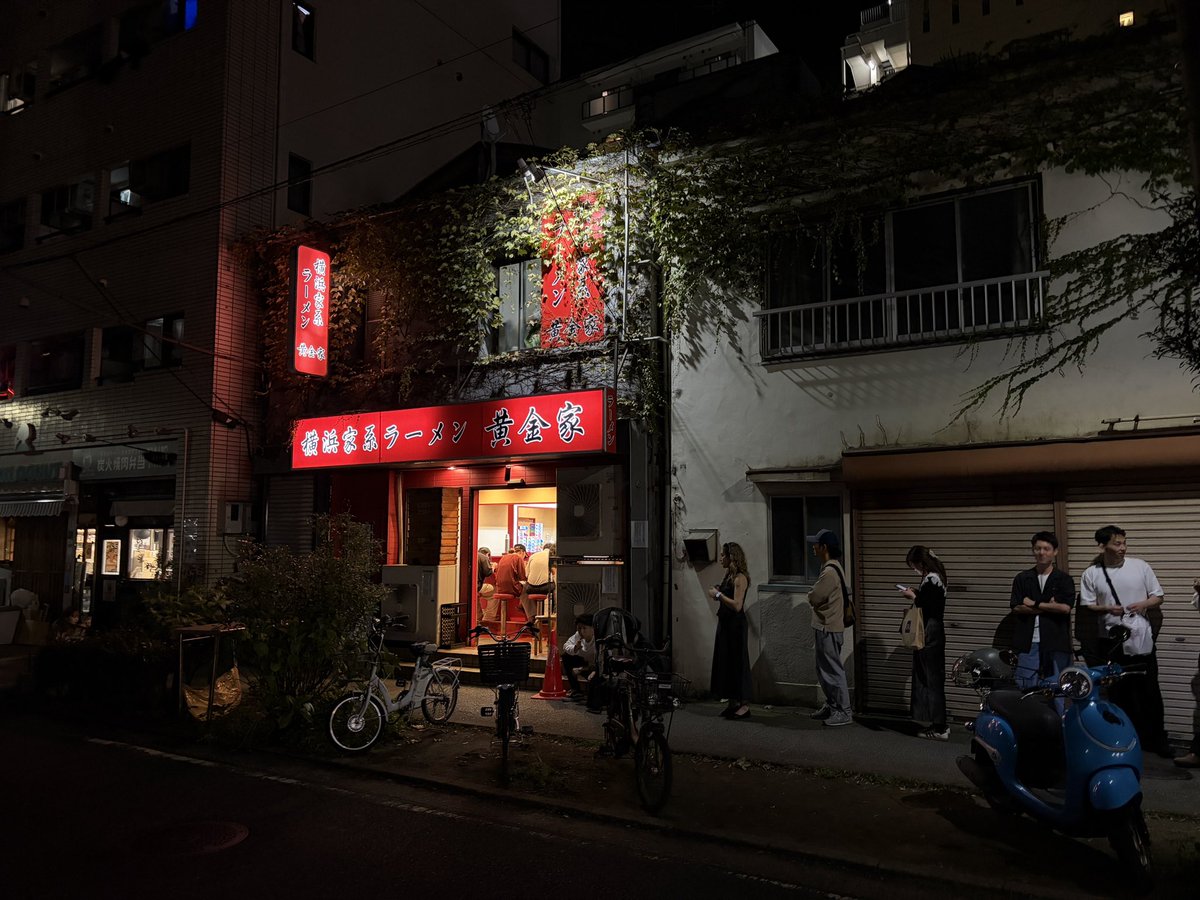 mayopon965's tweet photo. 黄金町『横浜家系ラーメン 黄金家』で並盛ラーメン、ライスをいただく。旨みの強いスープは鶏油とカエシのバランスがよいのか、塩味を感じつつ濃厚ながら食べやすい味で美味い。チャーシュー旨し。卓上に行者にんにく◎。接客は必要最低限ながら雰囲気良く、これぞ横浜家系の良店。ご馳走さまでした。 https://t.co/WTINv05bLO