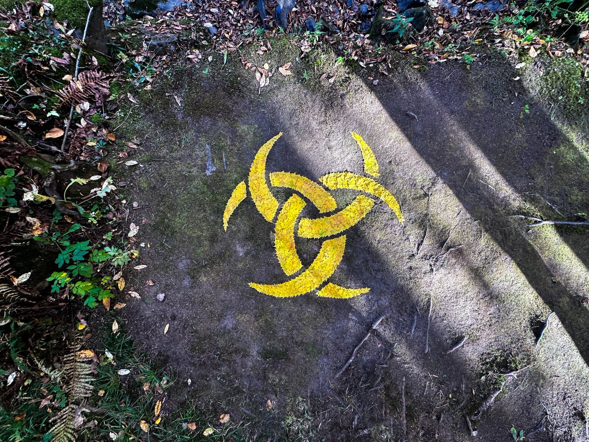 JefC2's tweet photo. Face à l'automne 24e édition.
La triple corne d'Odin - Rush Fifty Something
https://t.co/i2L2RsQBSe
#rushfanart #RUSH #FiftySomething #landart #feuilles #automne #autumnleaves #autumn #leaves #passion #inspiration #jefc2 #facealautomne #JeanFrancoisGuerard #sainteclaire #quebec https://t.co/0HsP0BZlXG