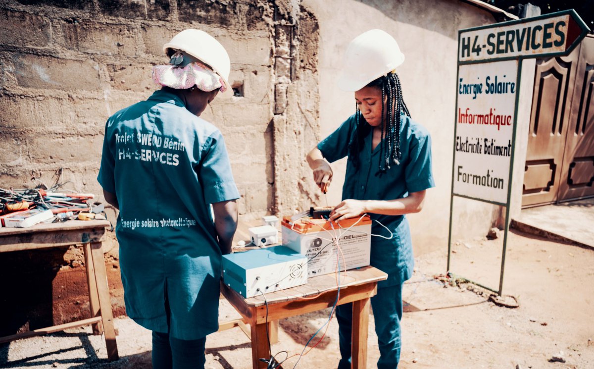 BM_Afrique's tweet photo. #DayOfGirls | Investir dans les femmes & les filles est le pari économique le plus intelligent pour l'Afrique de l'Ouest & du Centre.
Via le #SWEDD, ⁓ 255K filles ont pu suivre une formation, monter leur entreprise & devenir autonomes financièrement.
https://t.co/gWRld1cJIj https://t.co/11C6JcHYEA