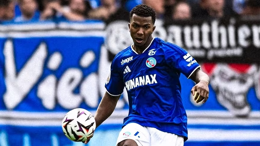 AndiOnrubia's tweet photo. Jeyland Mitchell es uno de los mejores fichajes del Strasbourg en verano. La serenidad que exhibe en cada duelo y su físico para achicar a campo abierto y en el área le han afianzado en tiempo récord en la Ligue 1. Gran primer tiempo del costarricense en Niza. #OGCNRCSA https://t.co/I50bxdrRRm