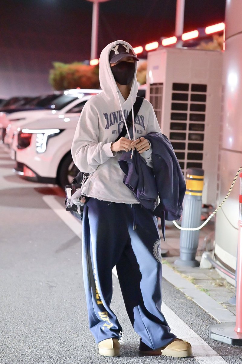 MidnightSun0221's tweet photo. 261011 ICN 입국

월요팅...!

#마마무 #문별
#MAMAMOO #MOONBYUL https://t.co/allQYJ96ip