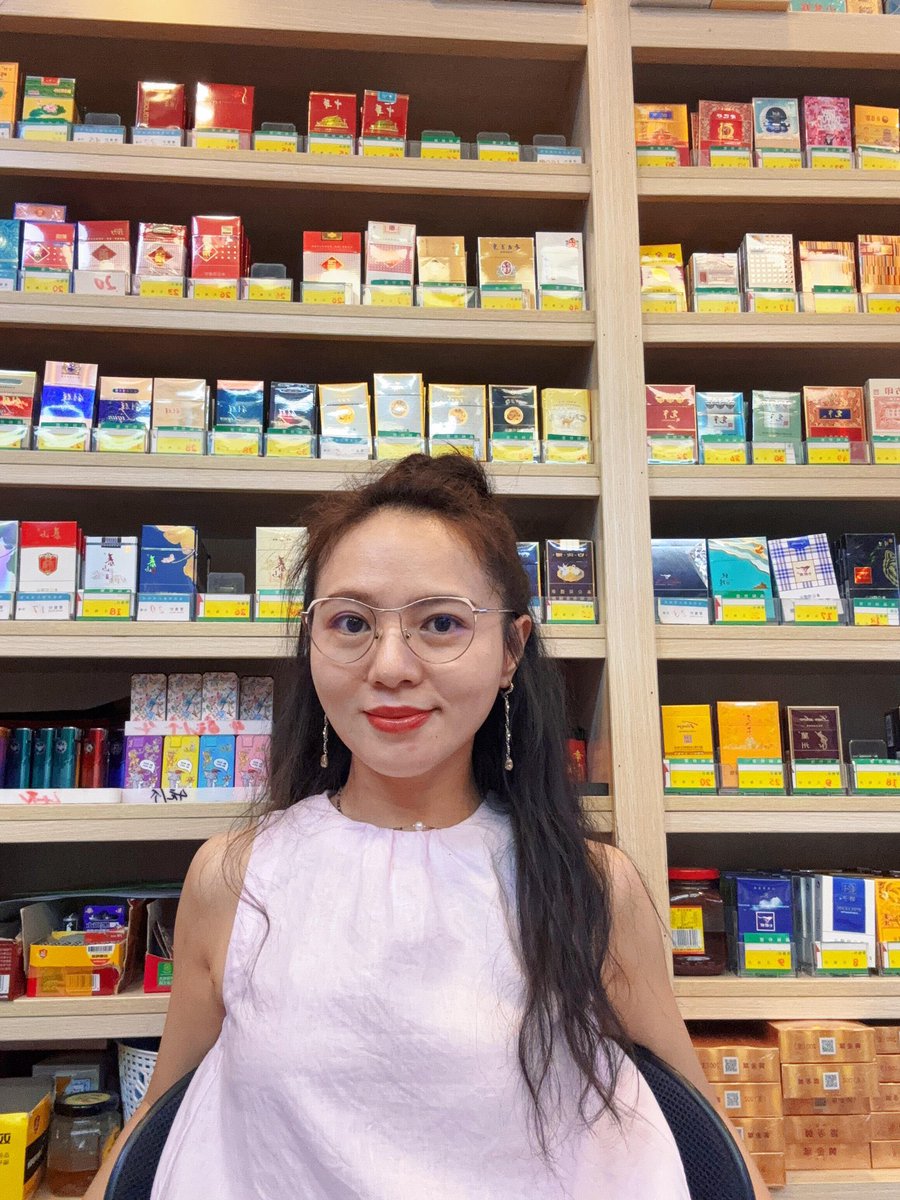 GenaCooke7's tweet photo. 货架上全是硬通货，老板娘却软得刚刚好。
同一家店，同一张脸，只是换了个姿势，杀伤力直接翻倍。
你更怕我撑脸这张，还是正视镜头这张？ https://t.co/QKNI9NfCm3