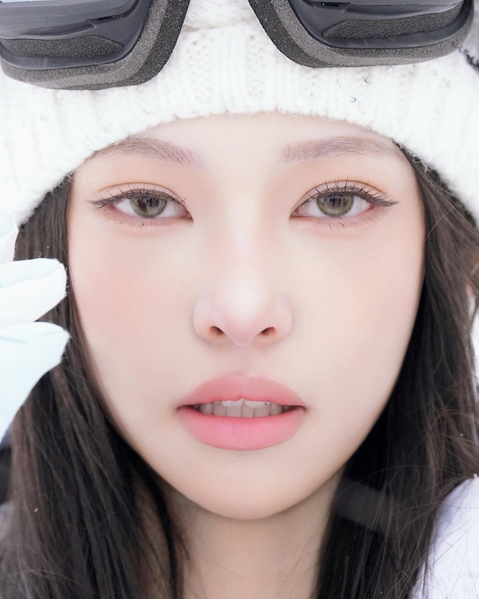 chegnyu's tweet photo. @mawbelz @MAYSpheres A little snow day diary entry 🌨️📸 Tried out a softer pink lip with a subtle cat-eye for today's snowy look—giving a little warmth to the freezing weather! Paired it with this cozy knit beanie and oversized white ski jacket. Ready to brave the cold! https://t.co/TFCFoDCJcx