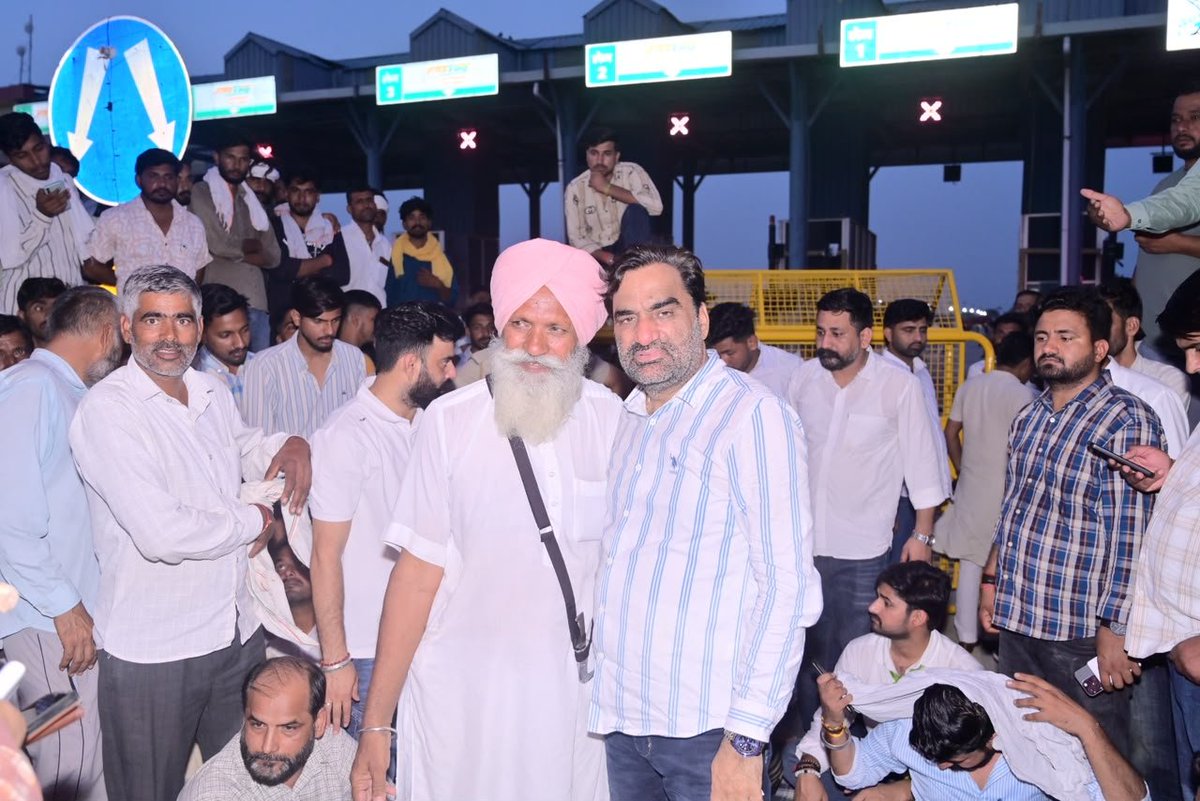 hanumanbeniwal's tweet photo. घड़साना टोल प्लाजा के पास आंदोलित किसानों के साथ बैठा हूं |
@RLPINDIAorg https://t.co/Ow8eaXCXXi