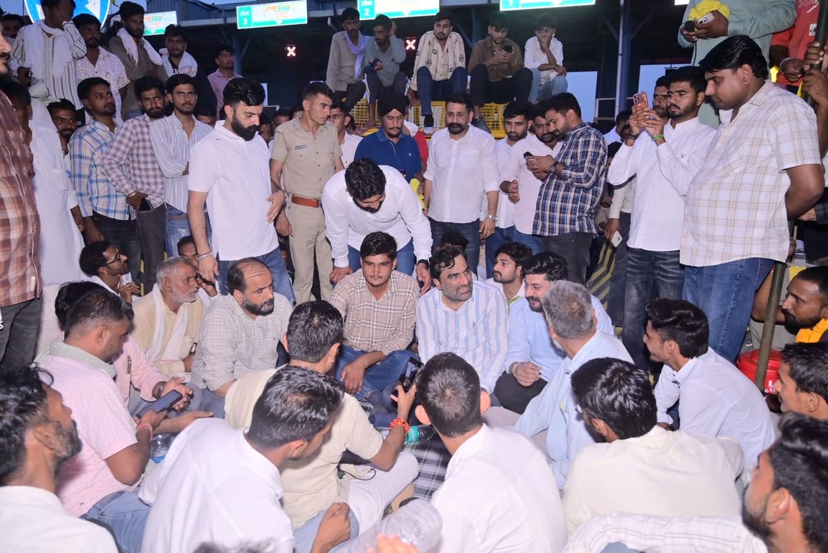 hanumanbeniwal's tweet photo. घड़साना टोल प्लाजा के पास आंदोलित किसानों के साथ बैठा हूं |
@RLPINDIAorg https://t.co/Ow8eaXCXXi
