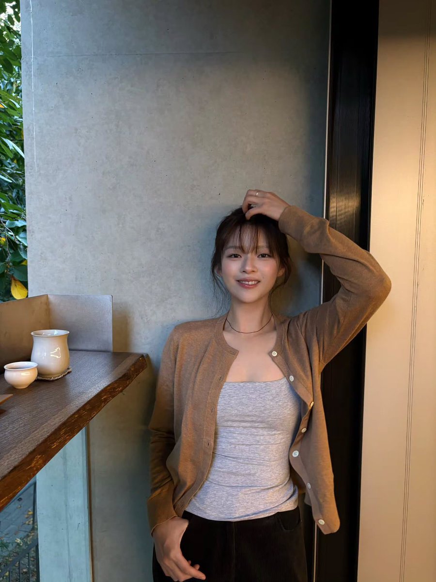 KUKIYE0N's tweet photo. Wow Jeongyeon selalu muncul dengan pesona yang berbeda, penampilanya selalu menarik perhatian 😍💚 https://t.co/uKxsO76XBL
