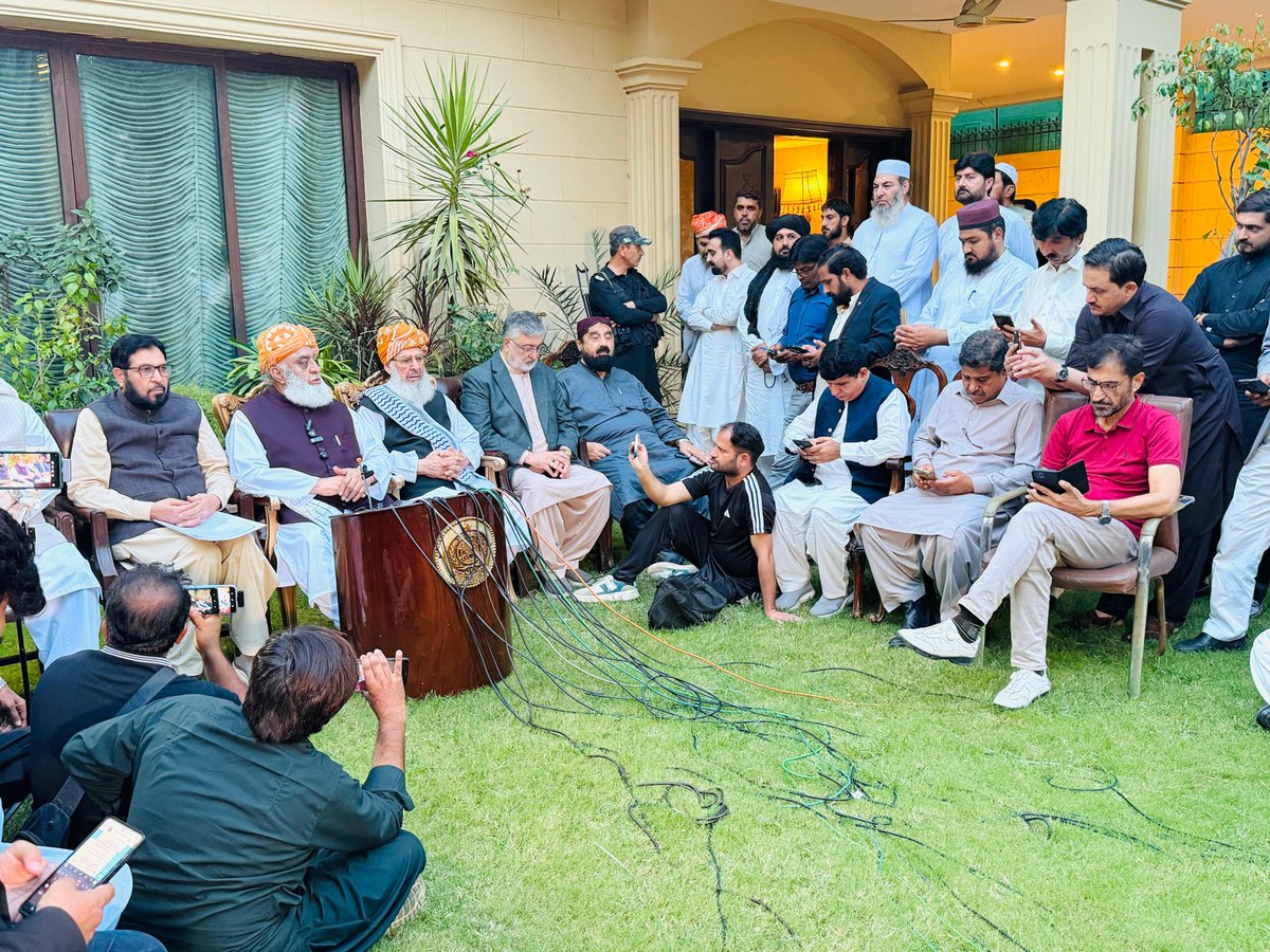 juipakofficial's tweet photo. اسلام آباد: امیر جےیوآئی مولانا فضل الرحمٰن پریس کانفرنس کر رہے ہیں۔ https://t.co/jn5uyRpcxv
