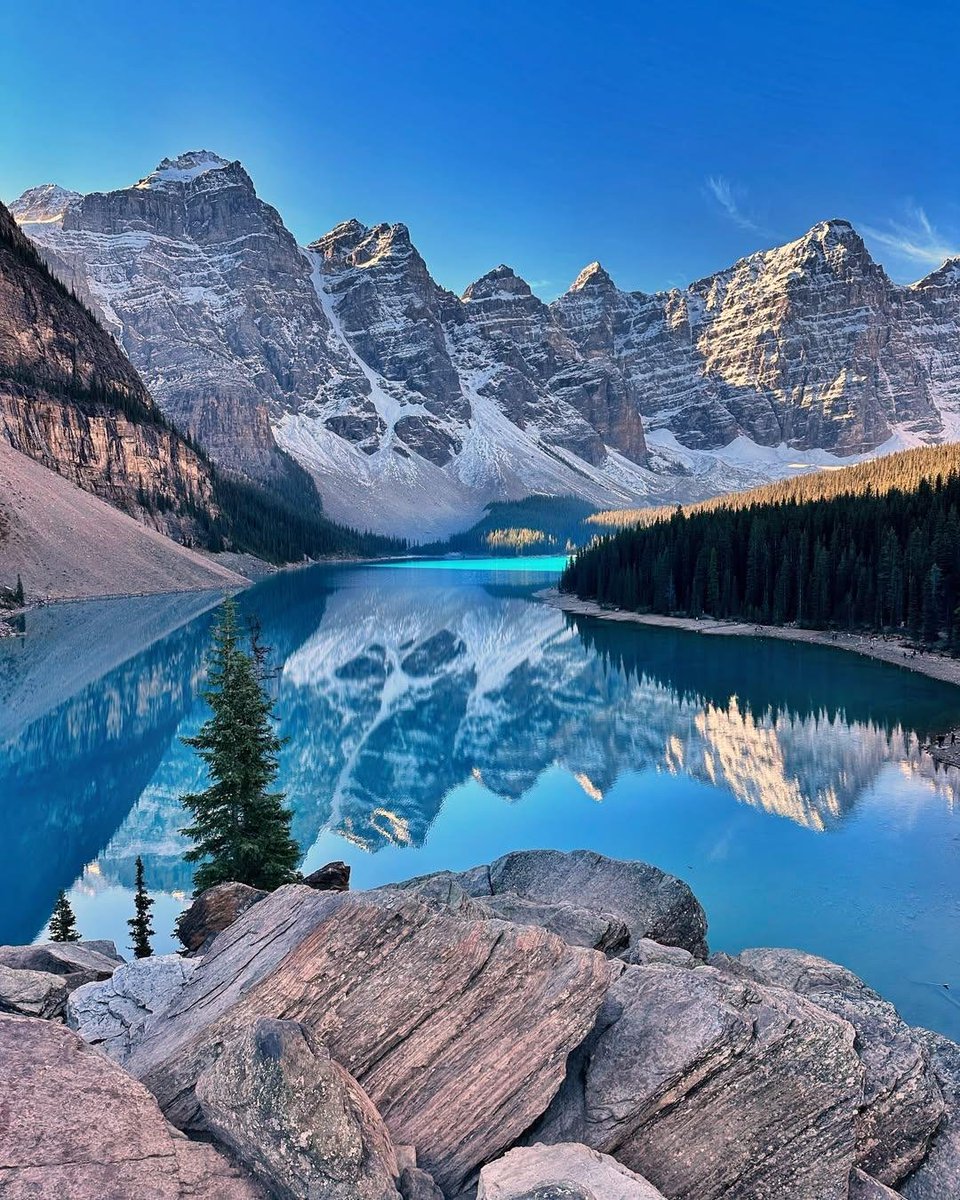 earthviewss1's tweet photo. Autumn at Moraine Lake in Banff National Park, Alberta, Canada 🇨🇦 https://t.co/otwpLWpbPJ