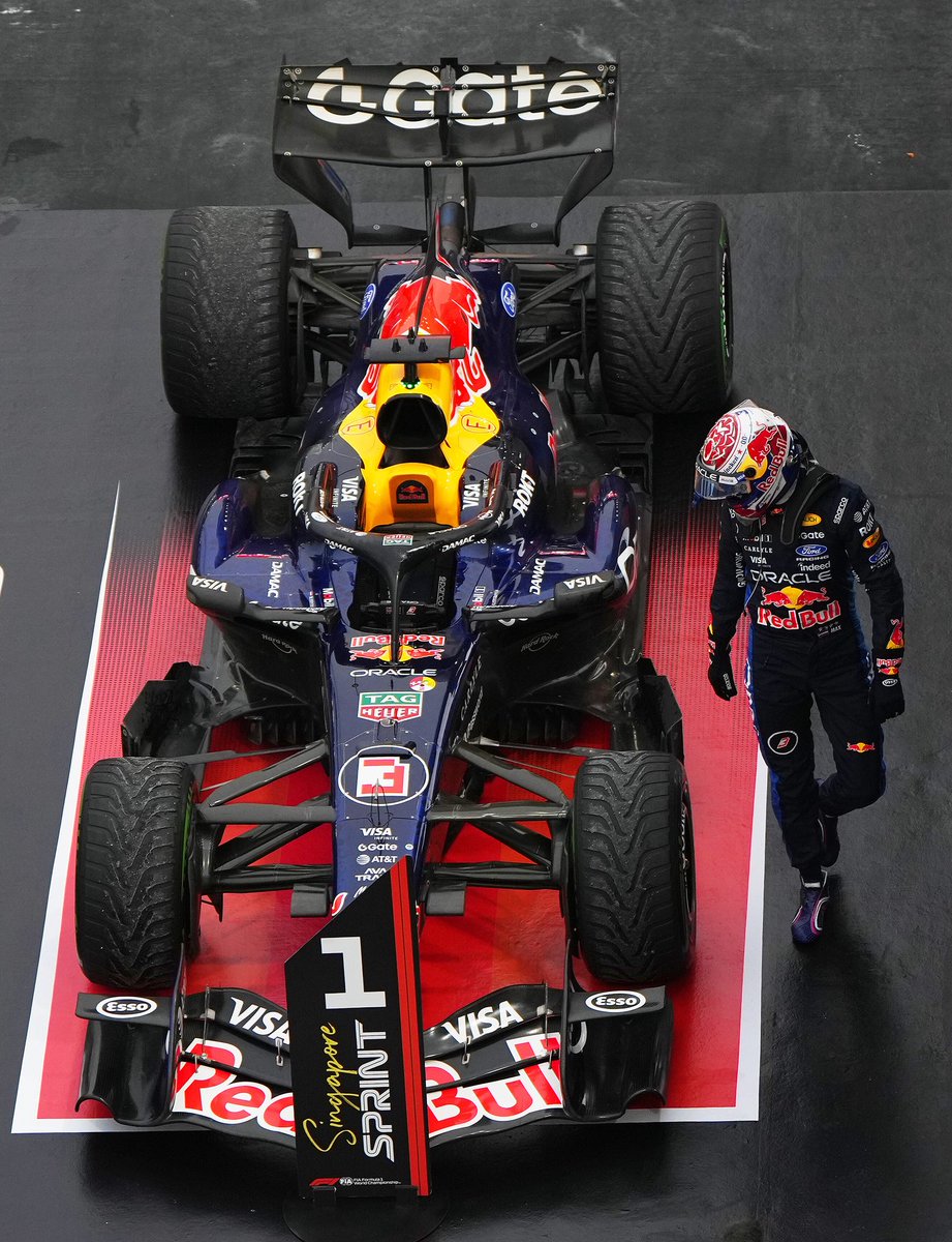 SCUDERIAFEMBOY's tweet photo. HE FINALLY DID IT: MAX WON THE SINGAPORE GRANDPRIX!!!!! 👏👏

he’s officially FOURTH in the championship, 8 points way from hamilton in P3!!!! https://t.co/B9AUigimPP