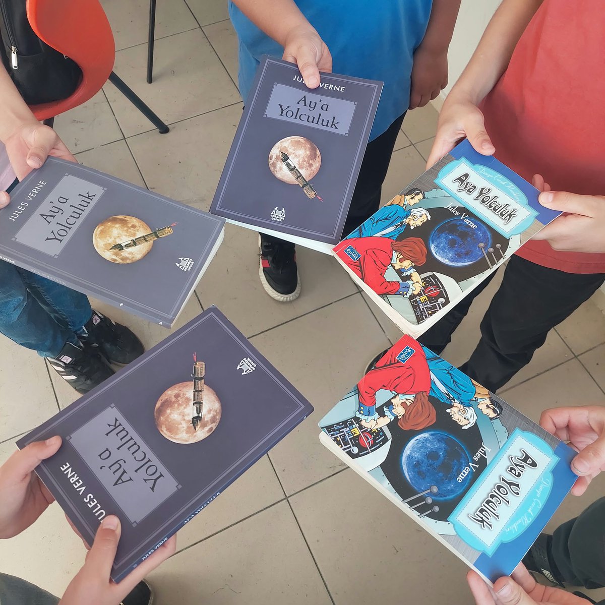 gursubilsem16's tweet photo. 📚🚀 Dr. Alper AYTAÇ, öğrencileriyle Jules Verne’nin Ay’a Yolculuk eserini hikâye haritası yöntemiyle inceledi.
Türkiye Yüzyılı Maarif Modeli doğrultusunda öğrencilerimizin okuma ve anlama becerilerini geliştirmeye devam ediyoruz! 🌟
#GürsuBİLSEM #TYMM #OkumaBecerileri https://t.co/uTfC1aB6NZ