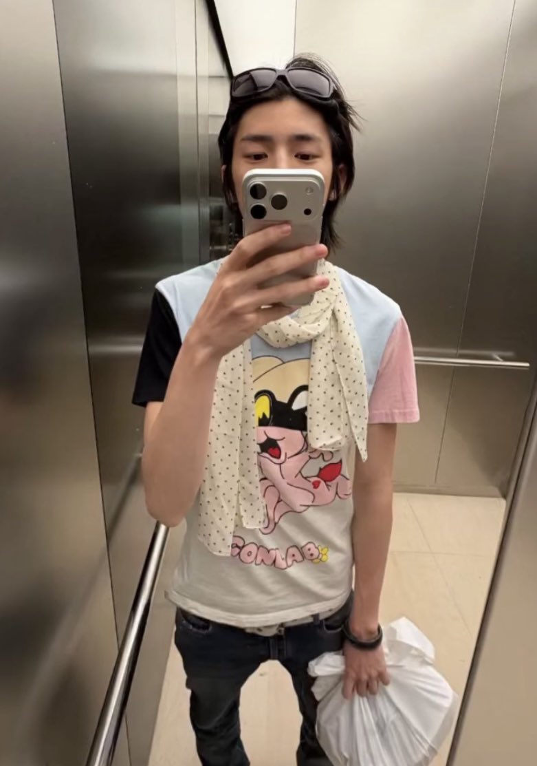 jjumochii's tweet photo. EVERYONE SILENT AND LET JUHOON COOKIN'💅🏻
"be who you are, wear what you want"

u get it? DID U GET IT? juhoon really knows how to "PICK" the coolest fits huh😌😌

the brand                                   the founders https://t.co/HXnMvdbVMk
