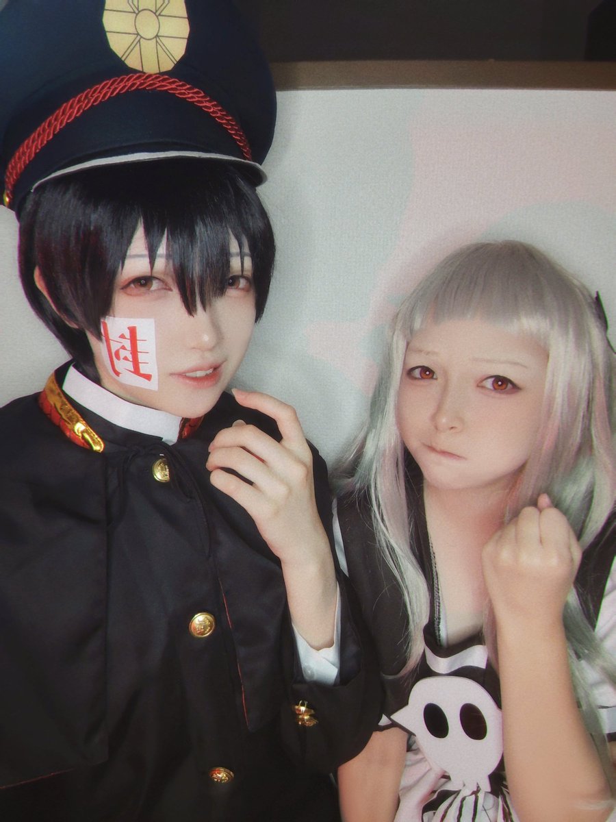 ramu2032's tweet photo. ⚠cos.反転⚠

「ヤシロのエロ大根🎶」

　　　　　　　　　　　　「花子くんっ💢」

妹が寧々ちゃんやりたい言うから折角だし併せた✌ww2人分のメイク流石に疲れたけど妹の寧々ちゃん可愛いから許す😘
#コスプレ #cosplayㅤㅤㅤㅤㅤㅤㅤ
#地縛少年花子くんコスプレ https://t.co/VfAB9LHdj5