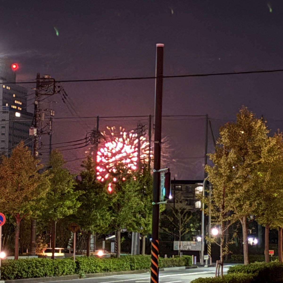 kirinbeer's tweet photo. 遠いけど花火のお姿が！今年は雨でけっこう中止になったから・・・やっぱり花火はいいなぁ〜😃 https://t.co/lWGXLXrVx7