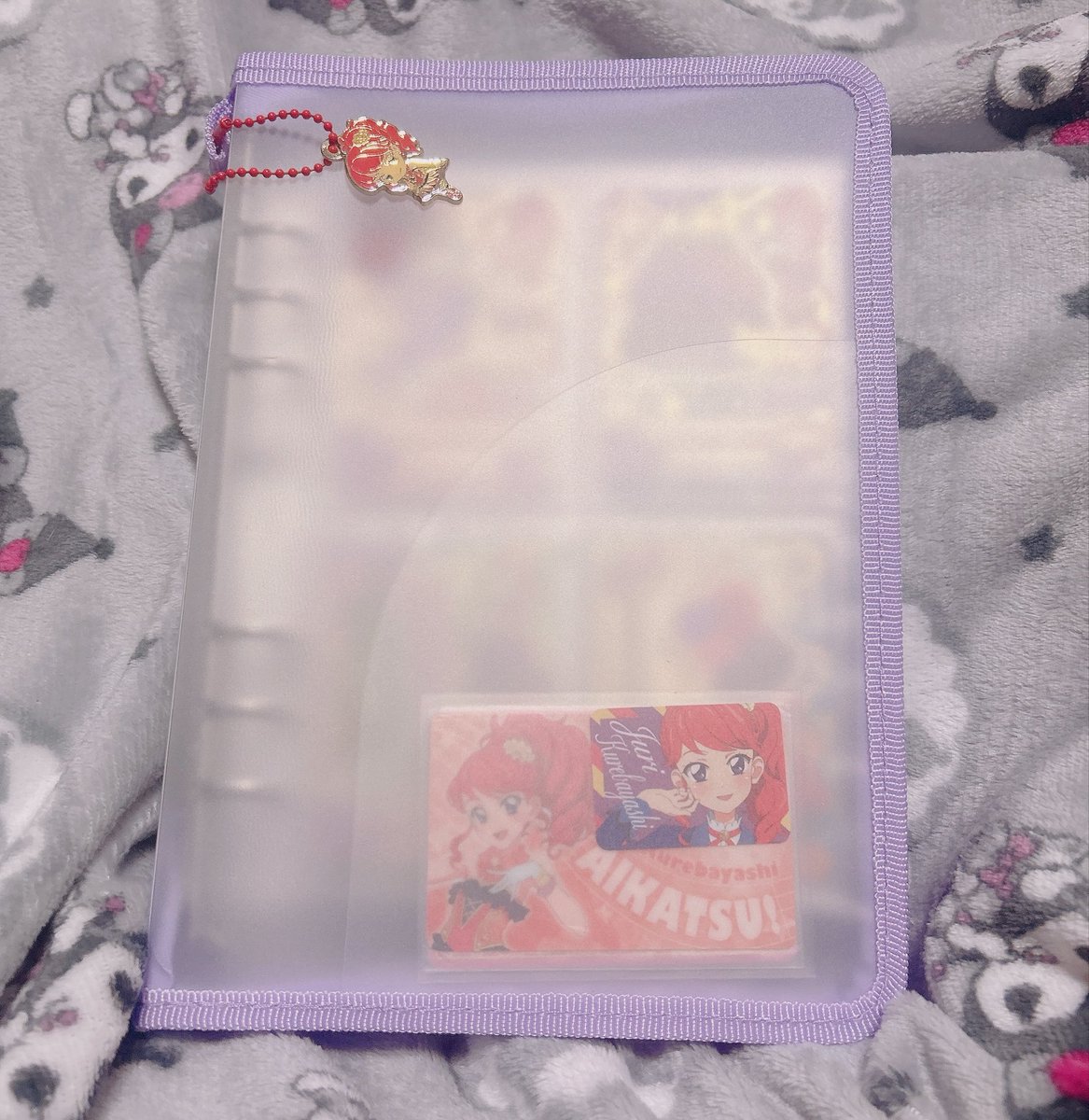 sakichi06's tweet photo. ダイソーのバインダーはキーホルダーもつけられるしチャック付きでカードも落ちないしデコろうと思えばデコれるしかわいい！
ただリフィルは在庫切れか売ってないのかわからないけどダイソーではなくワッツのリフィル🫶ぴったり
アイカツへのモチベが上がりますね💓 https://t.co/nVa0Bx4NTr