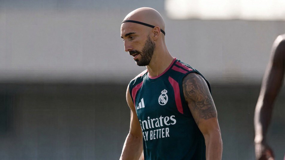 minuto91_tv's tweet photo. Cucurella llegando al entrenamiento esta mañana: https://t.co/OXWJHmMA4A
