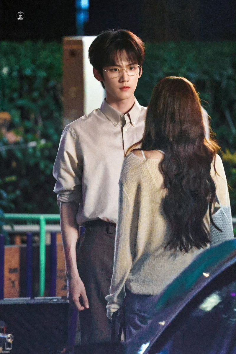 BZhoukeyu's tweet photo. มาไลฟ์หม่ำข้าวเเล้วก็ไปเข้างานต่อ🥺พระเอกหนุ่มเเป๋วมากตาใสสู้กล้องสุบๆ 🤏🏻
#小城春色 📐 #WhereHerHemlineBrushed https://t.co/XSs6BgGjkO