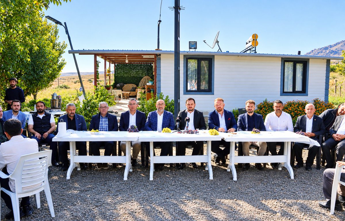 ceyk23ete's tweet photo. Hoş Köyümüzde, Üzüm fiyatları ve satış sorunları konulu toplantımıza M.V Sayın @ejderacikkapi @Akparti Elazığ İl Bşkn. Sayın @isselmanoglu23 @elazig_tarim ve üreticiler katıldı.. #Elazığ #üzüm https://t.co/wJkvxV3wvP