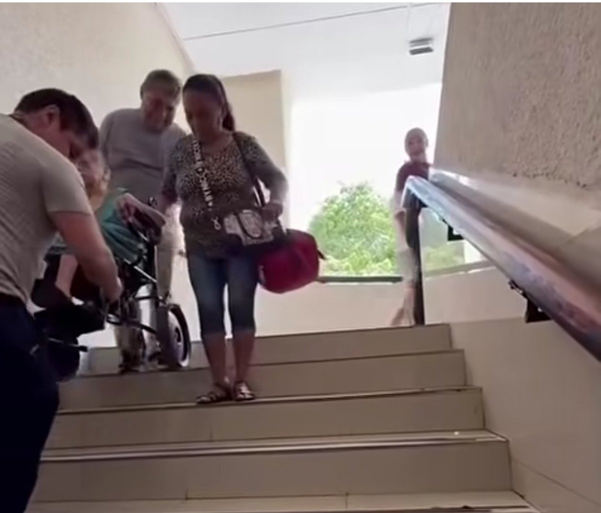 infolliteras's tweet photo. Reportan falla en elevadores en Unidad Médica 59 del #IMSS en Mérida #Yucatan. Pacientes deben subir y bajar por escaleras. https://t.co/3EGv91SB1N