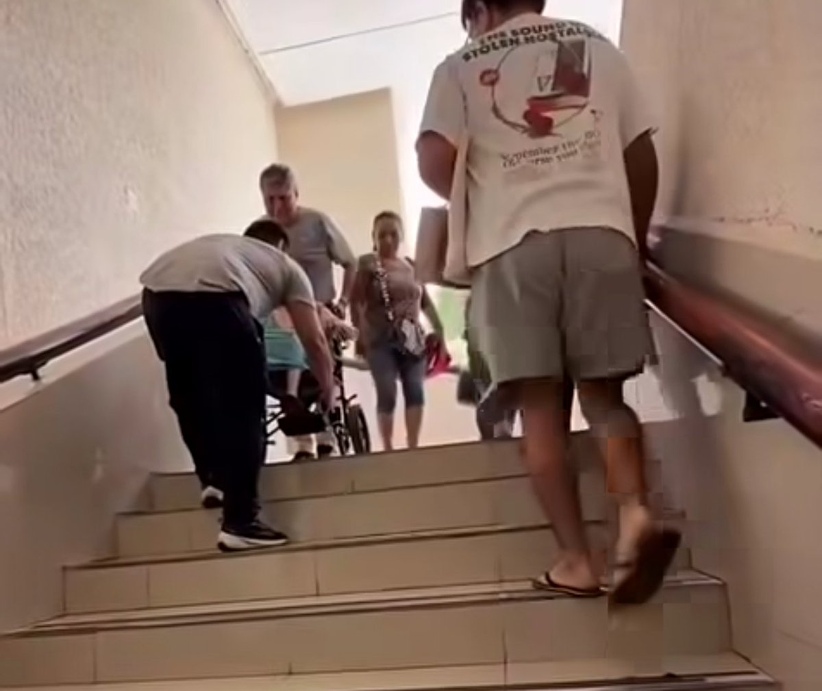 infolliteras's tweet photo. Reportan falla en elevadores en Unidad Médica 59 del #IMSS en Mérida #Yucatan. Pacientes deben subir y bajar por escaleras. https://t.co/3EGv91SB1N