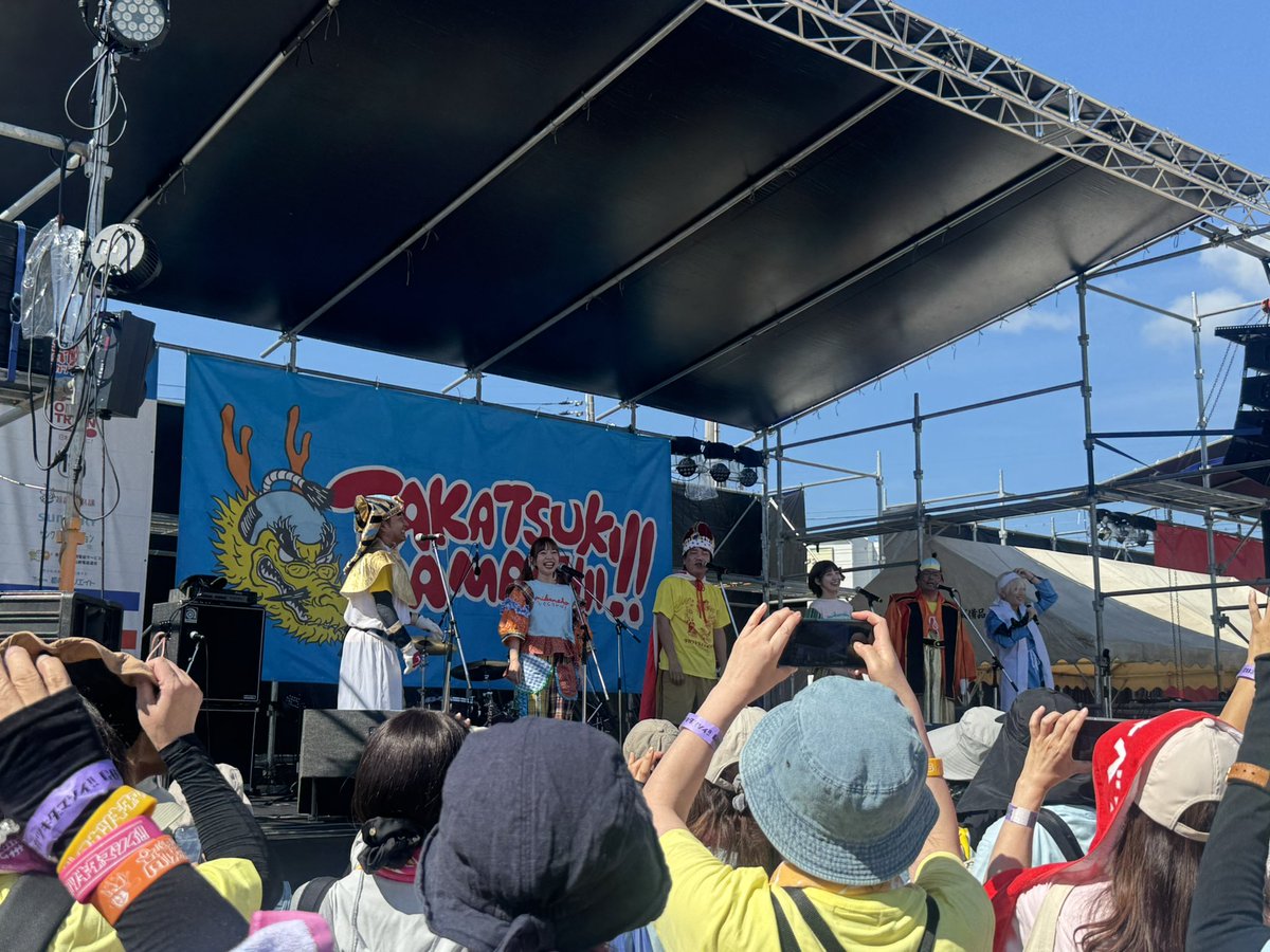 shoko_1106's tweet photo. 大好きな高槻魂さんで、先輩方に囲まれて、満面の笑顔で歌って踊っていたいえはぴさん、眩しいぐらい輝いてた☺️✨ナカノさんに、イエスハッピー！も毎年ありがとうって言われていたの、嬉しかったよね https://t.co/4g7NJafHX8