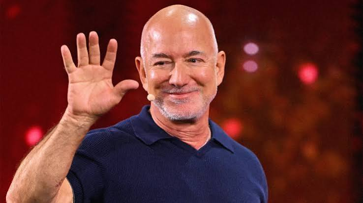 PiyasaAkis's tweet photo. 🚨 JEFF BEZOS’UN SERVETİ 98 MİLYAR DOLAR ARTTI!

💰 Amazon’un kurucusu Jeff Bezos’un serveti 379,2 milyar dolara yükseldi.

🚀 Bezos, uzay şirketi Blue Origin’in 140 milyar dolar değerlemeye ulaşmasıyla dünyanın en zengin ikinci insanı oldu.

🌍 Dünyanın en zengin 5 milyarderi:

🥇 Elon Musk: 1,003 trilyon $
🥈 Jeff Bezos: 379,2 milyar $
🥉 Larry Page: 289,2 milyar $
4️⃣ Michael Dell: 280,5 milyar $
5️⃣ Sergey Brin: 266,2 milyar $

📌 Bezos’un Blue Origin’deki yaklaşık %93’lük payı, şirketin değerindeki yükselişin servetine yansımasında etkili oldu.

Kaynak: Forbes 

#Jeffbezos #Amazon #BlueOrigin