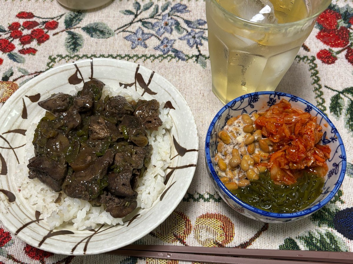 fishermanv301's tweet photo. お疲れ様です🍻
本日の #おうちごはん は鶏��子汁を新たに作ったー！…のに純レバ丼とハイボール🥃*(ˊᗜˋ*)و…ちょっと黒いかな…
お風呂上がりにコーヒーフロートが沁みる( ﾟДﾟ)ｳﾏｰ https://t.co/QBnw6UNmH0