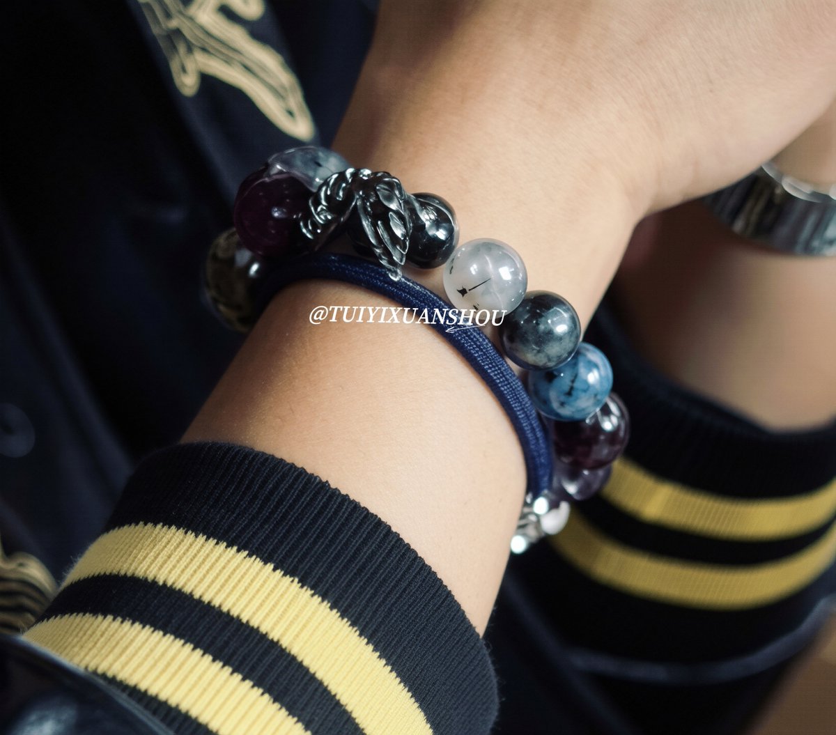 purpleprincereo's tweet photo. yiwen's bracelet has the butterfly in it, like jingyu said 🥹 https://t.co/gfVSJH4FPP