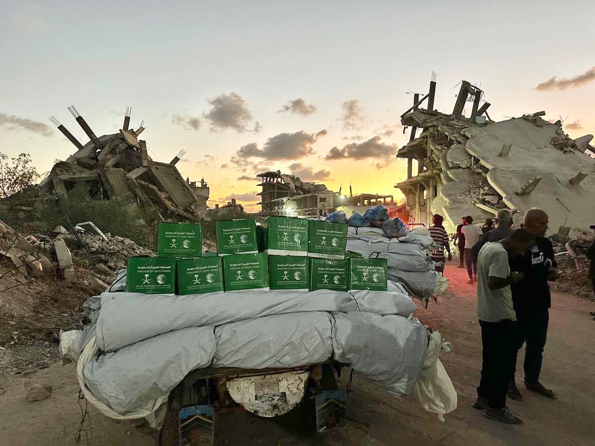 KSRelief's tweet photo. #مركز_الملك_سلمان_للإغاثة يستجيب لمناشدة أسر نازحة احترقت خيامها في وسط مدينة خانيونس بقطاع #غزة بتوفير خيام إيوائية وسلال غذائية https://t.co/5kwPZByER3