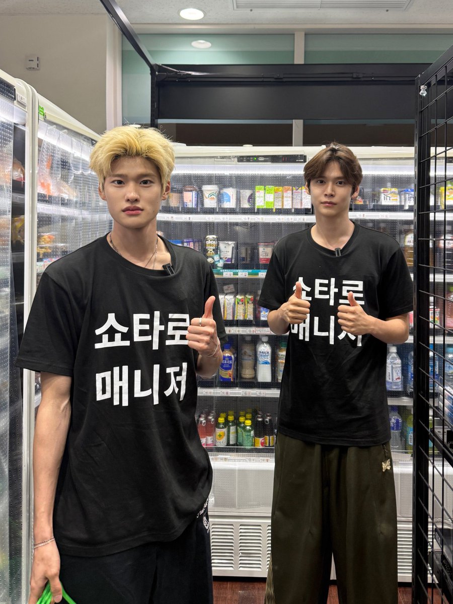 suzu17_'s tweet photo. เหมือนพวกเด็กหอในที่ชอบใส่เสื้อสกรีนแล้วทีชั่วๆอย่างมันทำไมรักได้มากอ่ะ 555555555+ https://t.co/pWKZTJdA1m