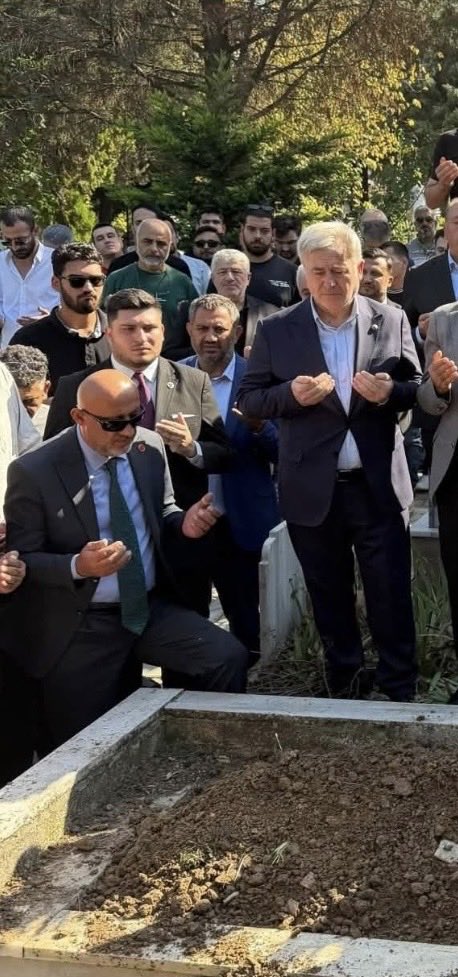 Tamerakrolu1Cak's tweet photo. Taş Medreseli Ülkücülerimizden, çileli yılların şahidi, kıymetli büyüğümüz Suat Günel Ağabeyimizi,teşkilat mensuplarımız ve hemşehrilerimizle birlikte Çayırova Güzeltepe Mandıra Camii’nde kıldığımız cenaze namazının ardından Akseköy Mezarlığı’nda dualarla ebediyete uğurladık.

Taş Medreseliler,bir neslin çektiği çilenin, ödediği bedelin, sarsılmayan imanının ve eğilmeyen iradesinin adıdır.

Onlar, inandıkları değerler uğruna bedel ödemiş, en çetin zamanlarda dahi ülkülerinden vazgeçmemiş, sadakati sözde değil ömürlerinde yaşamış dava yüreklerimiz dir.

Bugün bir ağabeyimizi daha toprağa verirken, geride bıraktığı hatıraları, mücadeleyi ve ülküdaşlık hukukunu da gönlümüzün en müstesna yerinde yaşatmaya devam edeceğiz.

Rabbim Suat Ağabeyimizin mekânını cennet, makamını âli eylesin. Kederli ailesine, ülküdaşlarına ve bütün camiamıza sabır ve başsağlığı diliyorum.

Mekânın cennet, ruhun şad, emanetin başımızın tacı olsun Suat Ağabey…