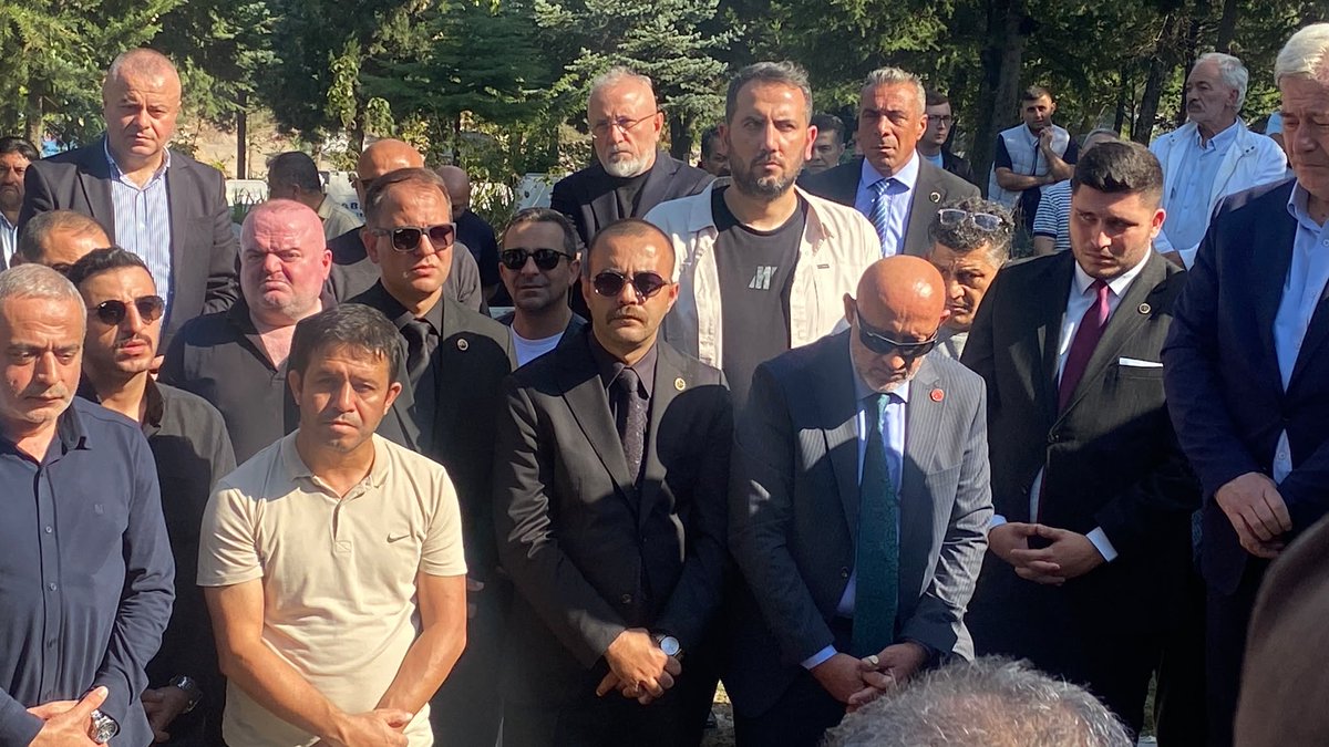Tamerakrolu1Cak's tweet photo. Taş Medreseli Ülkücülerimizden, çileli yılların şahidi, kıymetli büyüğümüz Suat Günel Ağabeyimizi,teşkilat mensuplarımız ve hemşehrilerimizle birlikte Çayırova Güzeltepe Mandıra Camii’nde kıldığımız cenaze namazının ardından Akseköy Mezarlığı’nda dualarla ebediyete uğurladık.

Taş Medreseliler,bir neslin çektiği çilenin, ödediği bedelin, sarsılmayan imanının ve eğilmeyen iradesinin adıdır.

Onlar, inandıkları değerler uğruna bedel ödemiş, en çetin zamanlarda dahi ülkülerinden vazgeçmemiş, sadakati sözde değil ömürlerinde yaşamış dava yüreklerimiz dir.

Bugün bir ağabeyimizi daha toprağa verirken, geride bıraktığı hatıraları, mücadeleyi ve ülküdaşlık hukukunu da gönlümüzün en müstesna yerinde yaşatmaya devam edeceğiz.

Rabbim Suat Ağabeyimizin mekânını cennet, makamını âli eylesin. Kederli ailesine, ülküdaşlarına ve bütün camiamıza sabır ve başsağlığı diliyorum.

Mekânın cennet, ruhun şad, emanetin başımızın tacı olsun Suat Ağabey…