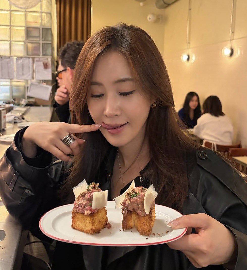 Yulandsoshinerd's tweet photo. ให้เลย 10/10 พี่คนสวยสุขภาพดี https://t.co/NrPOhcwaVE
