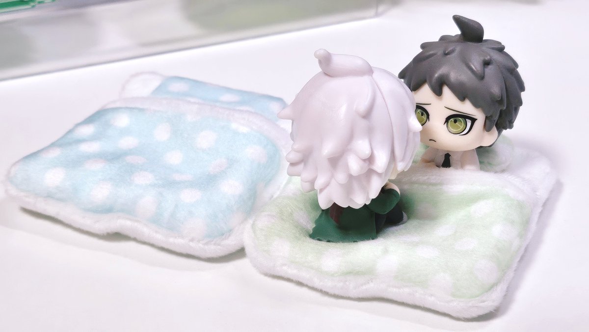 nem0v0dar's tweet photo. ※狛日
🦔「🍀︎…？お前の布団はあっちだぞ？」
🦔「……」
🦔「じゃあ俺がこっち使うな、おやすみ」
🦔「…………………………」 https://t.co/zQxza0MXGQ