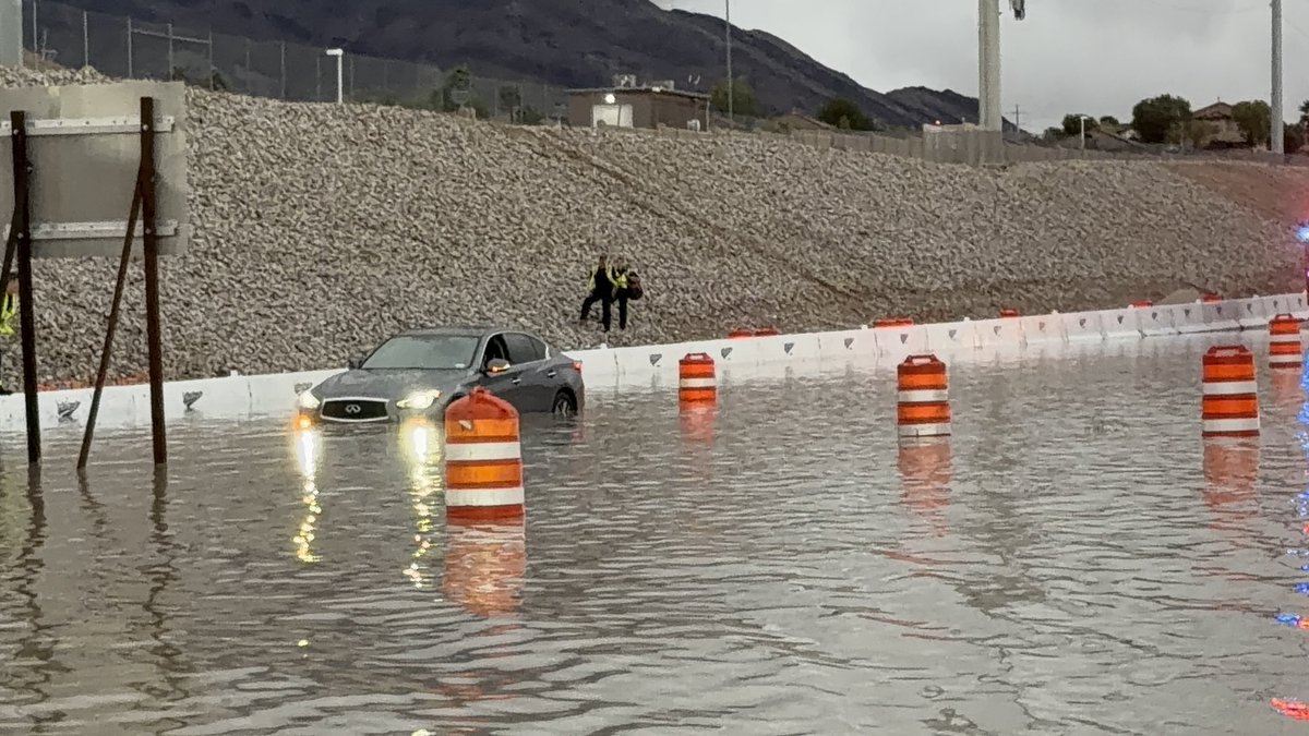 jedirich_'s tweet photo. 🚨 CHARLESTON & THE 215 — AVOID THIS AREA.

We just filmed three cars in the floodwater. The roadway is completely flooded, and this footage shows how bad it is.

If you’re heading through Summerlin, take another route. Don’t try to drive through this.

Turn around, don’t drown. 🌧️

—Jedi Rich & Jedi Joy