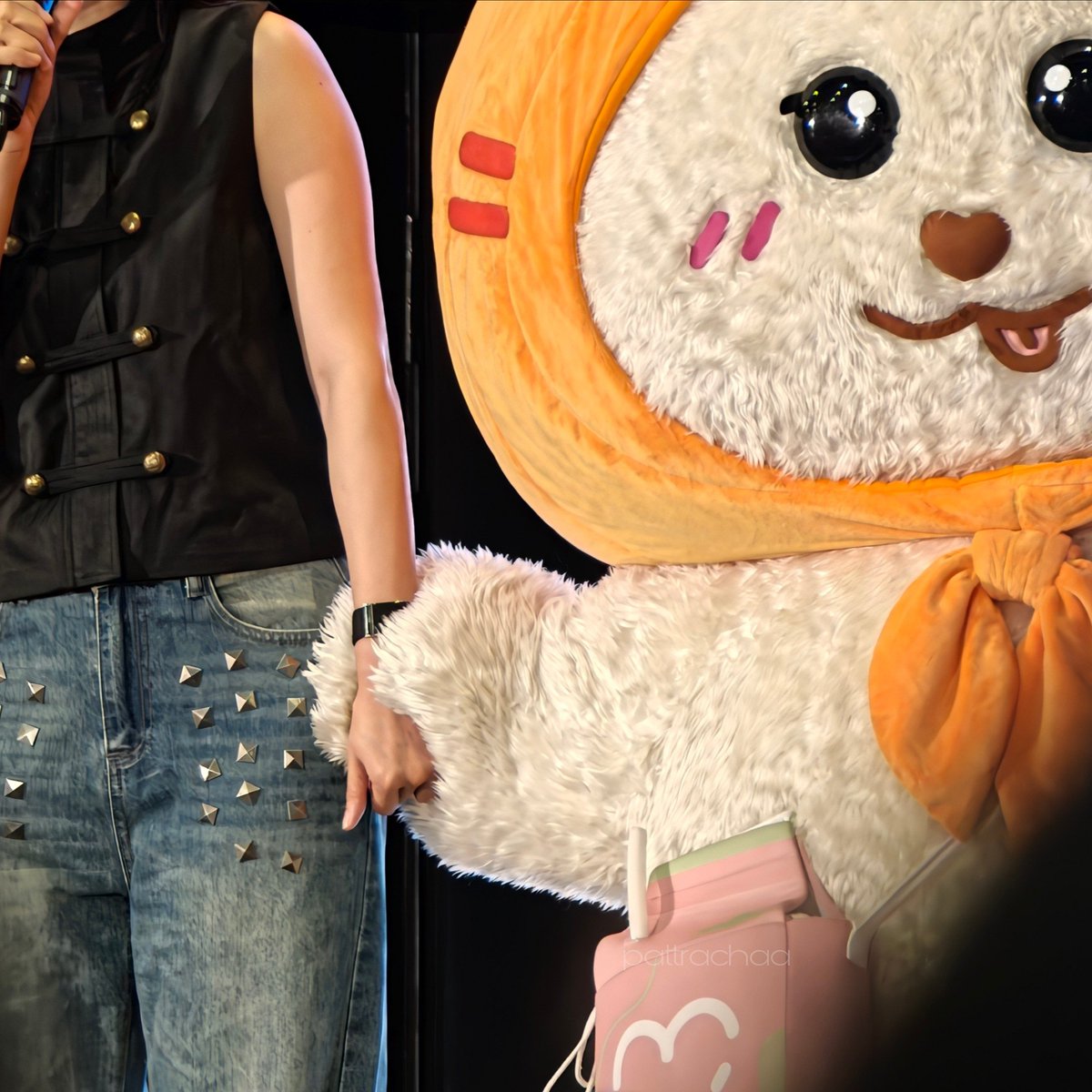 pattrachaa's tweet photo. muv baby can i hold your mi's hand too?

MILKLOVE MUVMUV FLUFFY FAM
#GMMTVFANIVAL2026HappyFamilyxML https://t.co/Op1Swzuw2s
