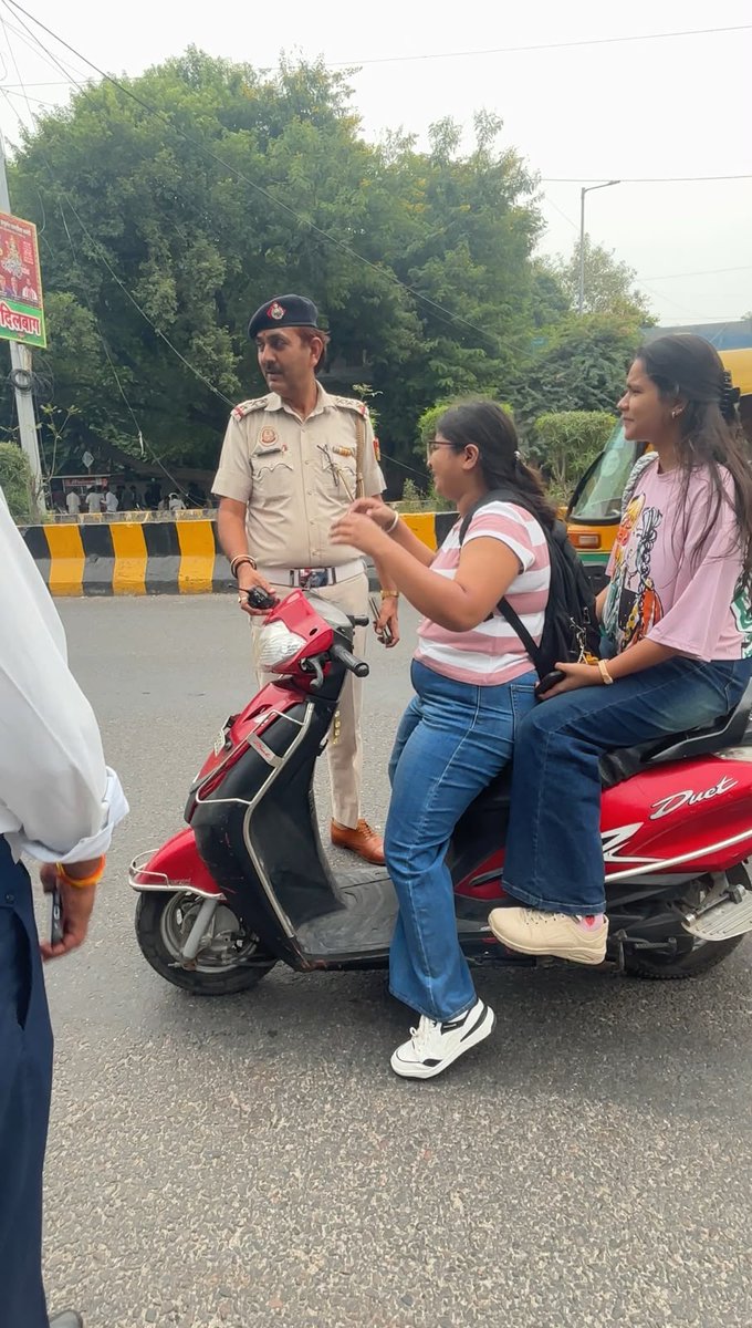 VivekBhandari84's tweet photo. @CPDelhi @LtGovDelhi @DCPEastDelhi @DcpTraffic8 @DCPTRAFFICEAST @dtptraffic @amreekrajbirdi @Upadhayay0625 
🚦 Special Traffic Drive | Mayur Vihar Phase-3
The RWA, along with Delhi Traffic Police, organised a special traffic enforcement drive at two locations:
📍 1. Ruchika Petrol Pump – Action against wrong-side driving and improper parking.
📍 2. Pragati Marg, near St. Mary’s School – Traffic enforcement to ensure road safety and smooth traffic movement.
👏 Heartfelt thanks to ACP Traffic Sh. Amreek Singh Birdhi Ji and TI Kalyanpuri Insp. Binay Singh Ji, along with 3 Traffic ZOs and 4 subordinate staff members, for their dedicated efforts.
🤝 Tiranga Enclave RWA appreciates Delhi Traffic Police for working together to make our roads safer.

#DelhiTrafficPolice #MayurViharPhase3 #TirangaEnclaveRWA #RoadSafety #WrongSideDriving #NoIllegalParking