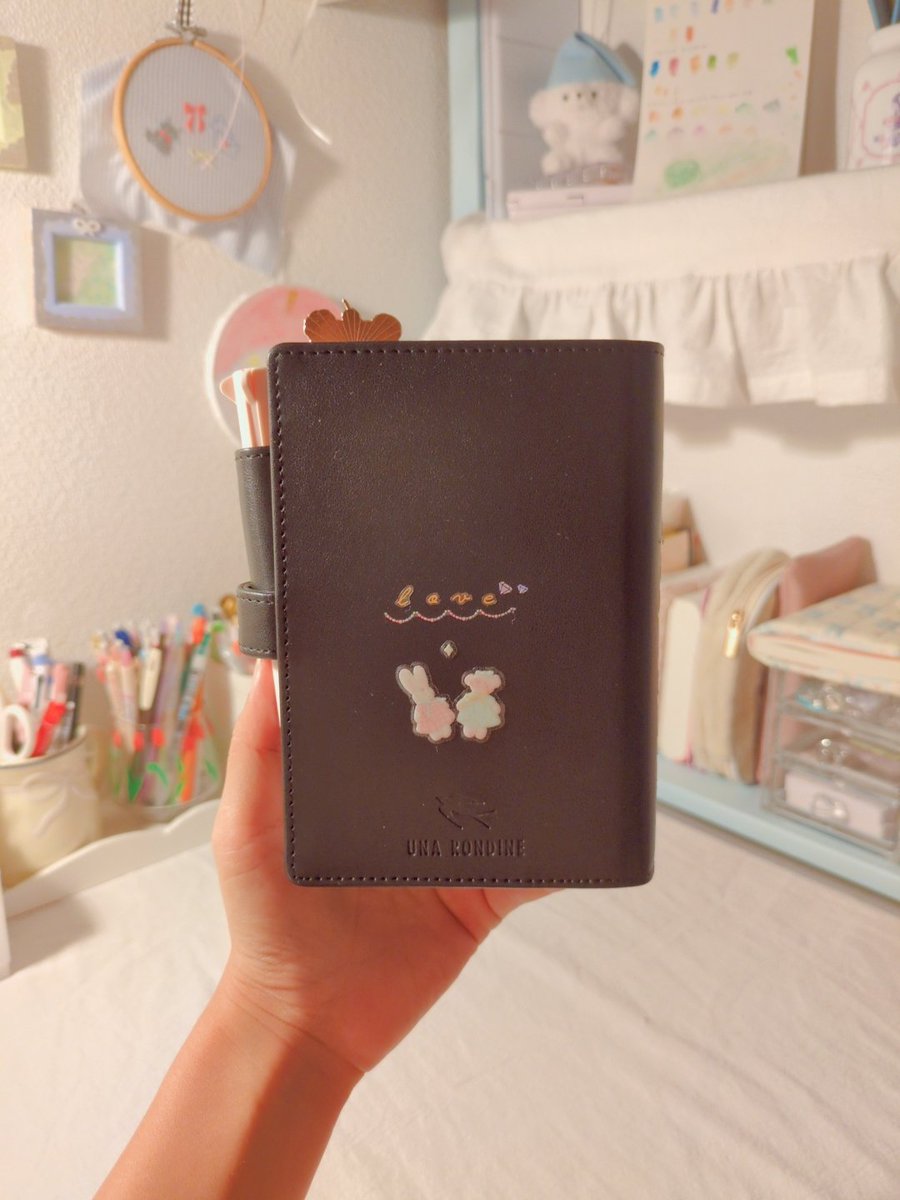 moco_memo's tweet photo. 初めての革手帳はデコデコに
私だけの手帳（記録用）見る度にニヤニヤしちゃう https://t.co/GDwoBYCxpM