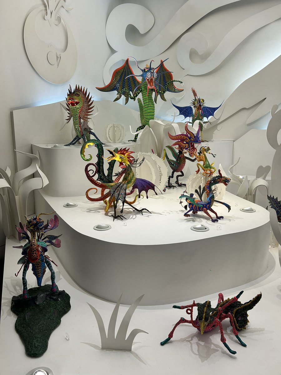 streambtsmexico's tweet photo. En México existe el Museo de Arte Popular, un lugar que representa y celebra la riqueza de la cultura mexicana 🇲🇽. 

En él puedes encontrar artesanías, alebrijes y muchas expresiones artísticas que reflejan nuestras tradiciones y la creatividad mexicana. 🇲🇽

Si algún día viajas a la Ciudad de México, te recomiendo mucho visitarlo. Es una hermosa oportunidad para conocer un poquito más de la cultura, las raíces y la identidad de México.💜