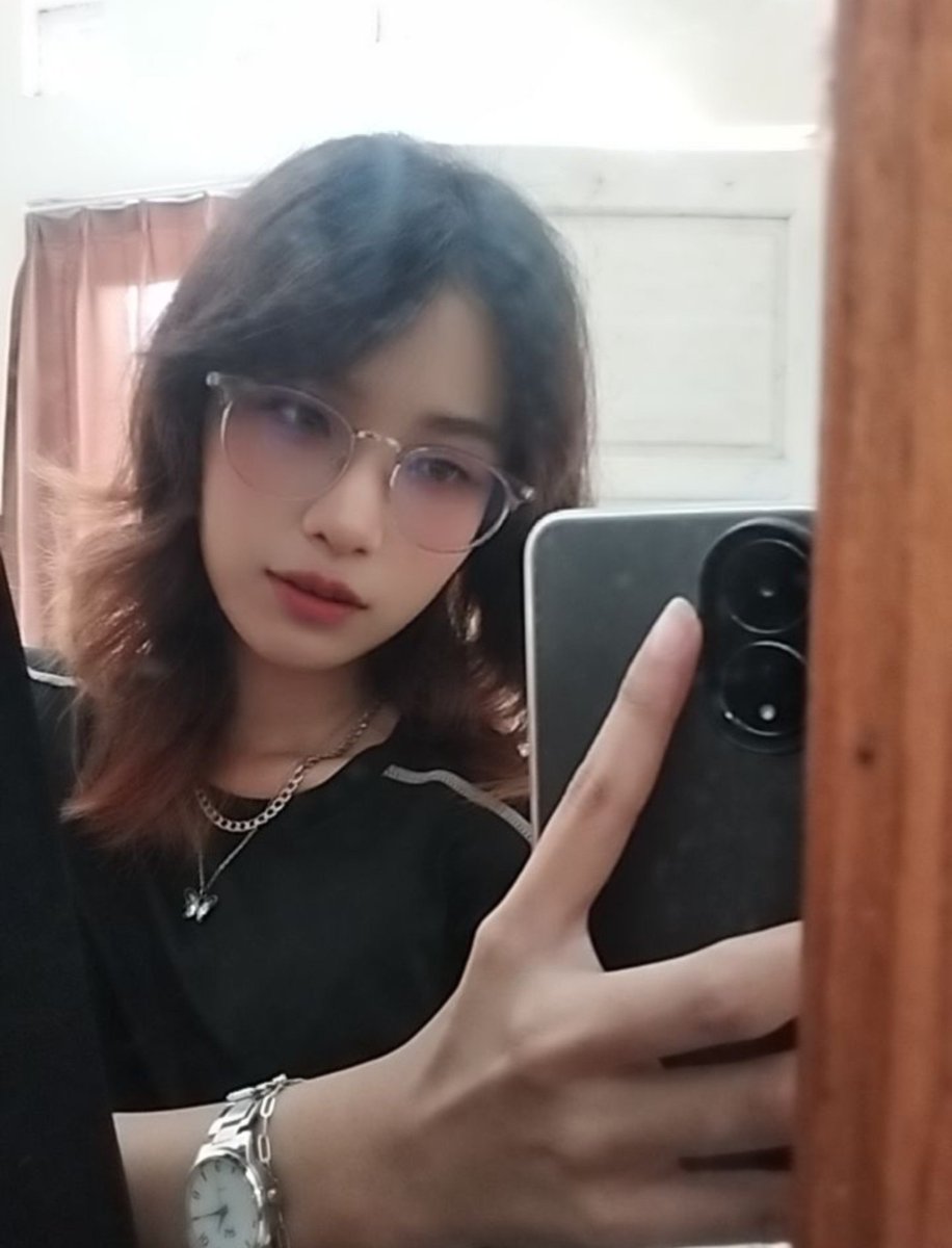 irve1ry's tweet photo. sayang mendekap di galeri https://t.co/Xir989OodC