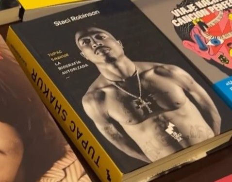 ElArgonautaLib's tweet photo. La biografía de Tupac Shakur nos regala un retrato íntimo del artista, ya que se explora sus sensibilidad artística, la realidad conflictiva de la calle y lo que sucedía entre medias. 

Aquí lo tienes 👉 https://t.co/fTuFhHBLOv 

#ElArgonauta #Madrid #Libros #Música https://t.co/hOqfQgmSBe