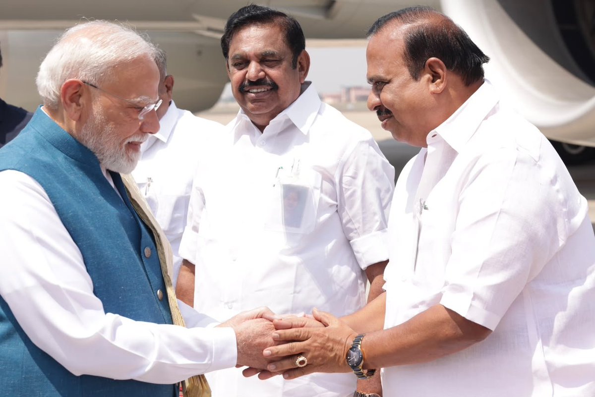 ArasuMala48015's tweet photo. யார் யாரைப் பார்த்து சிரிப்பது,
ஆணவச் சிரிப்பில் இருக்காதே புஸ்ஸி
#ADMK #EPS #press #news #media #TN #delhi #ECR #it #wing #political #election
#tvkfails #tvk #kottivakkam #AIADMK #arasu #malar #bala #adnews #newspaper #Ad #bjp #modi
@EPSTamilNadu @satyenaiadmk @KovaiSathyan https://t.co/mpTSNlxBTH