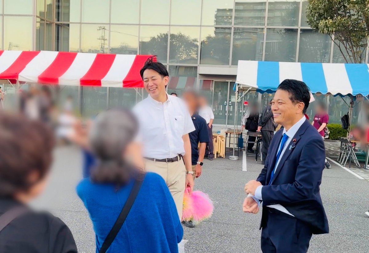kobahawk's tweet photo. 選挙区が変わるまでは「常連」として毎年参加していた習志野名物「きらっとサンバ」。
今年は衣装なしで飛び入り参加。体に染みついているので振りは問題ないのですが、足の上がり方が💦
踊りの後は、長野春信代議士と地元の皆様にご挨拶。いつ訪れてもとっても温かい、永遠の「心の選挙区」です。 https://t.co/Ohs961TwnN