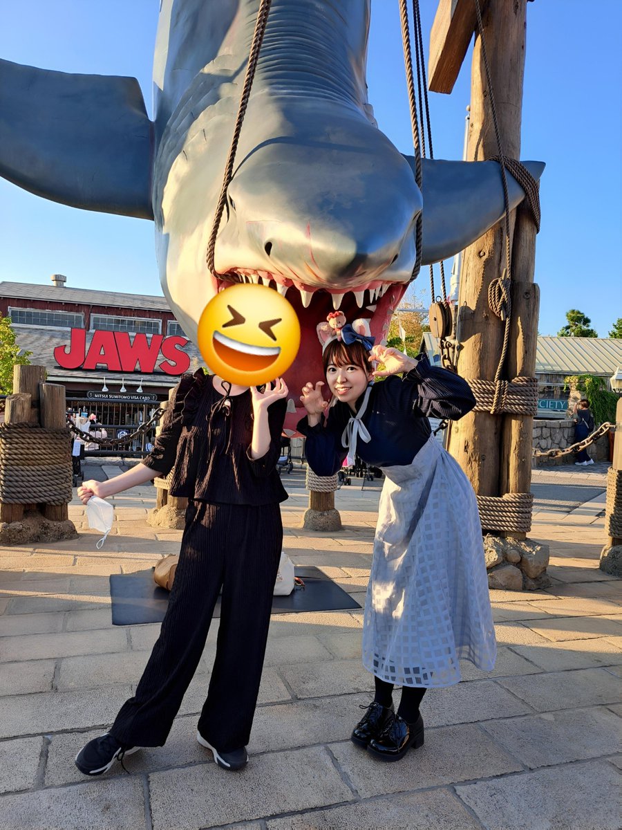 monju757's tweet photo. #ユニバ #USJ #ハロウィン
昨日行ってきました！！めっちゃ叫んだしめっちゃ楽しかった～！🥳✨️
バイオで怖すぎて、前の外国人さんカップルの服に友達と二人してしがみついてしまって😓
終わった後あやまったらgood job って、優しすぎる…本当ありがとうございました…！😭✨️ https://t.co/HnzP4eNN05