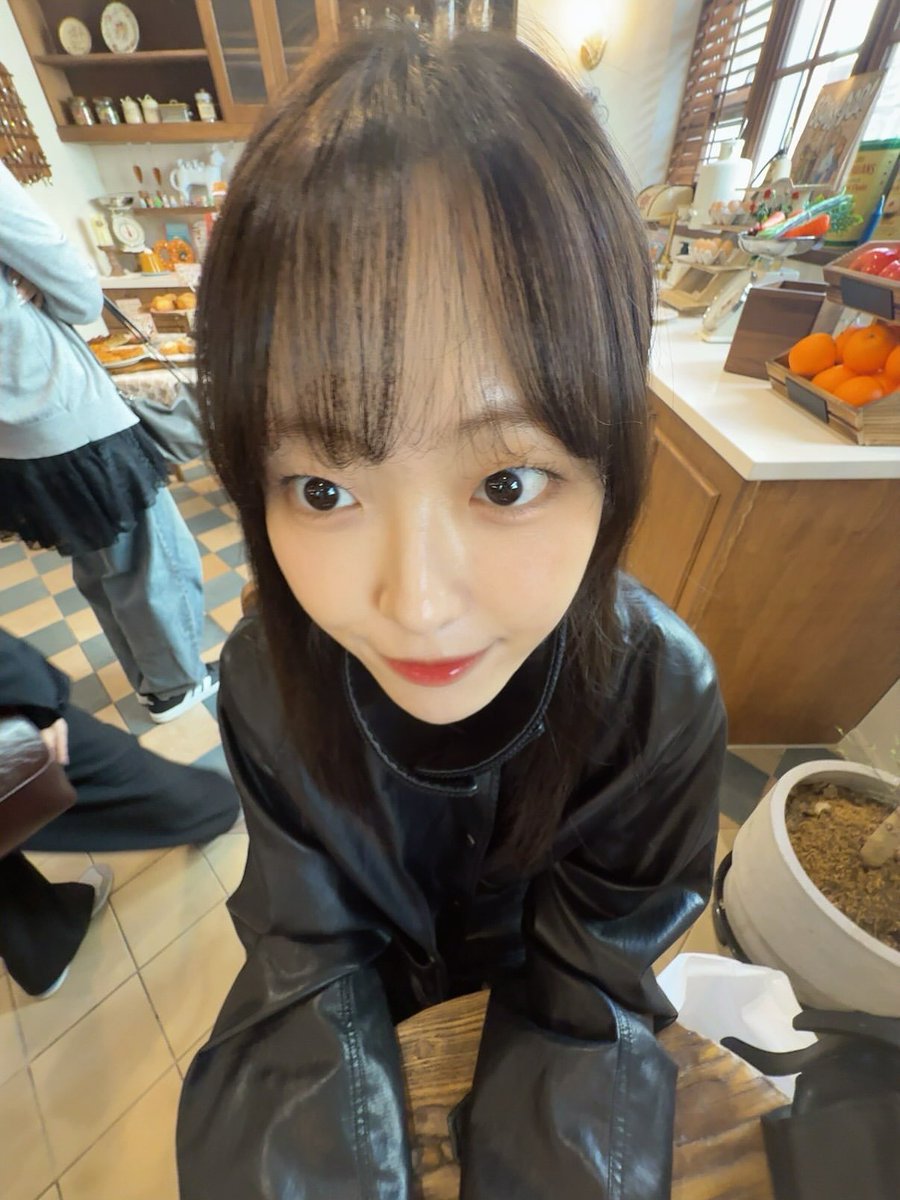 __011218__'s tweet photo. 케이크가 언제 나올까 🍰 그만 찍고 먹자😩 책상이 생각보다 낮았어요 ... 분명 귀엽게 찍어주겠다고 했는데 🙂‍↔️ 12년째 여전한 우리 ❤️‍🔥 https://t.co/ooVLY2Rl0u