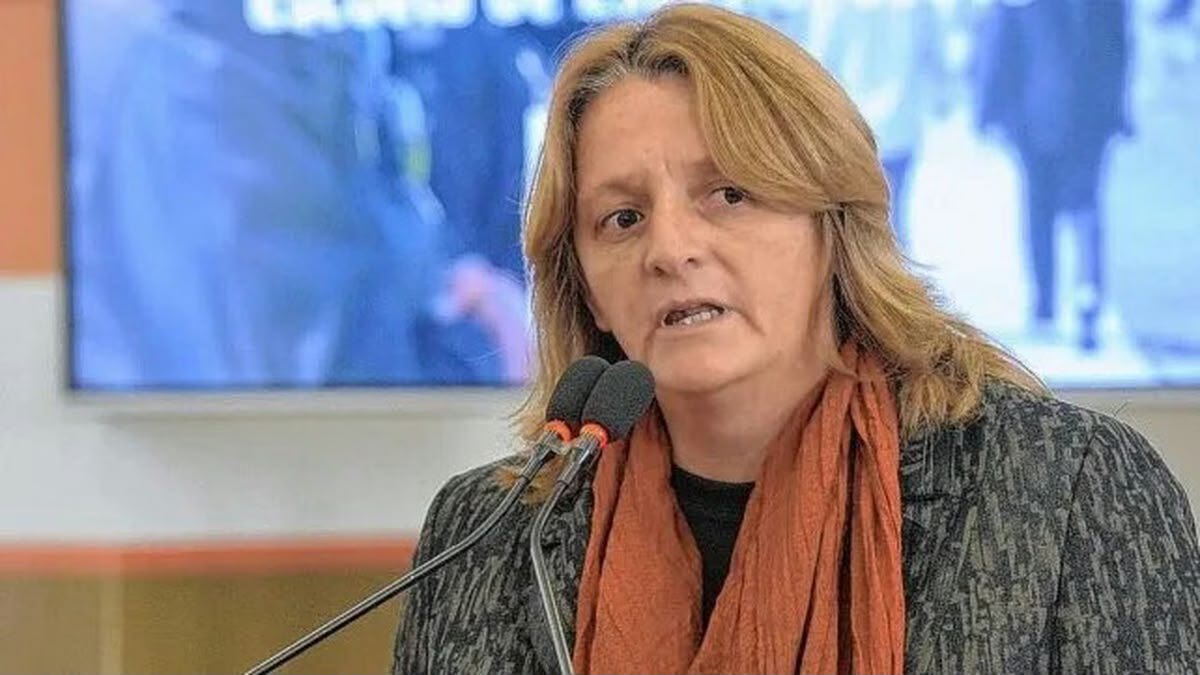 GobSantaFe's tweet photo. Con profundo dolor despedimos a Ana Viglione, Subsecretaria de articulación de procesos en el Ministerio de Justicia y Seguridad de la Provincia de Santa Fe. Una gran compañera y mejor persona.

A lo largo de su extensa trayectoria profesional, Ana entendió la función pública como un compromiso de servicio, guiado por los mismos valores que marcaron su vida. Una persona apasionada por su trabajo y por la profesionalización de la institución que la formó, la policia de Santa Fe. Desde allí sirvió con valor a la provincia, y en los gobiernos que participó como funcionaria se destacó por su valentía, integridad, generosidad y disposición al diálogo y a la escucha, cualidades que dejaron su huella en quienes tuvieron la oportunidad de compartir su camino profesional.

Acompañamos a sus familiares, amigos y seres queridos en este difícil momento.