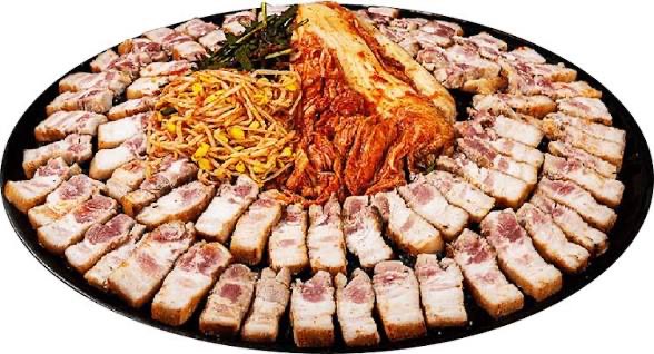 tjkill77's tweet photo. @chosunliveinfo 한국에선 솥뚜껑이 조선시대부터 있었습니다.
고추는 임진왜란때 들어왔으며 이미 고기와 김치를 구워먹은건 팬 대신 사용된 솥뚜껑이 있던 시절부터입니다.
심지어 이것은 가스도 필요없이 나무로 불을 피어서 사용가능합니다. https://t.co/zpA4DlPyy4